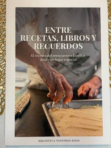 Portada de Entre recetas, libros y recuerdos. El secreto del reencuentro familiar desde un lugar especial
